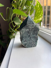 Load image into Gallery viewer, Teal Apatite cut base