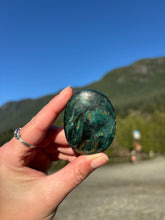Load image into Gallery viewer, Fuchsite Palmstone