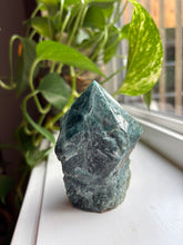 Load image into Gallery viewer, Teal Apatite cut base