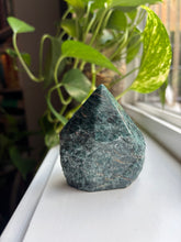 Load image into Gallery viewer, Teal Apatite cut base