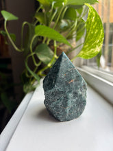 Load image into Gallery viewer, Teal Apatite cut base
