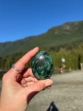 Load image into Gallery viewer, Fuchsite Palmstone