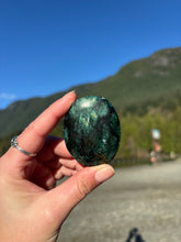 Load image into Gallery viewer, Fuchsite Palmstone