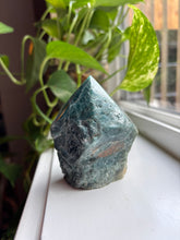 Load image into Gallery viewer, Teal Apatite cut base