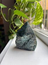 Load image into Gallery viewer, Teal Apatite cut base
