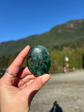 Load image into Gallery viewer, Fuchsite Palmstone