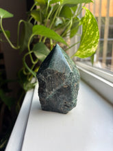 Load image into Gallery viewer, Teal Apatite cut base