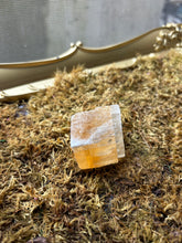 Load image into Gallery viewer, Optical Yellow Calcite