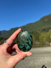 Load image into Gallery viewer, Fuchsite Palmstone
