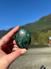 Load image into Gallery viewer, Fuchsite Palmstone