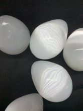 Load image into Gallery viewer, Selenite Egg