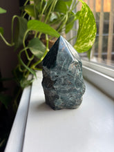 Load image into Gallery viewer, Teal Apatite cut base
