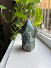 Load image into Gallery viewer, Teal Apatite cut base
