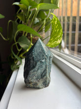 Load image into Gallery viewer, Teal Apatite cut base
