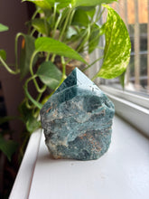 Load image into Gallery viewer, Teal Apatite cut base
