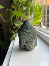 Load image into Gallery viewer, Teal Apatite cut base
